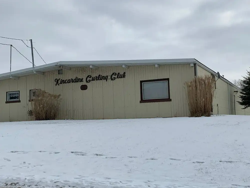 A building with the words “Kenosha Country Club”.